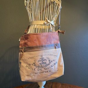 SOLD SOLD SOLD This small crossbody bag is for all those who are hid